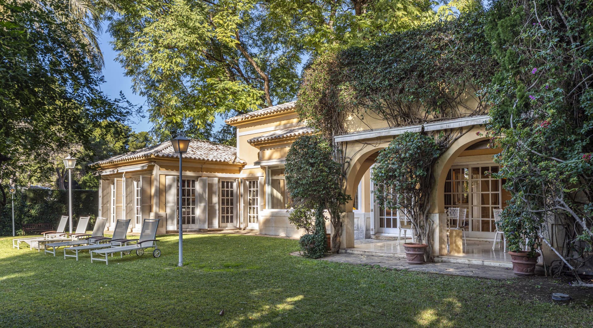 In the urbanization of Santa Barbara, this classic style residence occupies a plot of 2,291 m2 with mature garden that provides privacy and tranquility. - 2