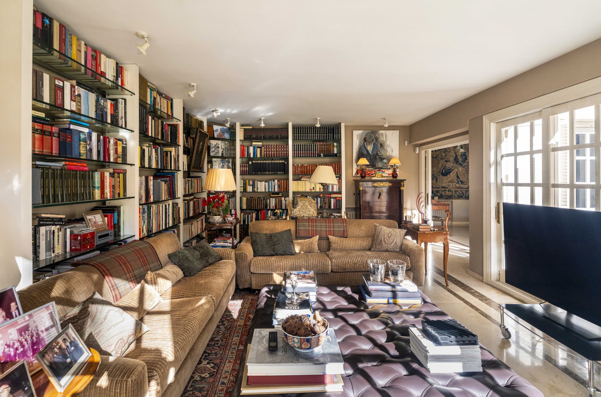 In the urbanization of Santa Barbara, this classic style residence occupies a plot of 2,291 m2 with mature garden that provides privacy and tranquility. - 6