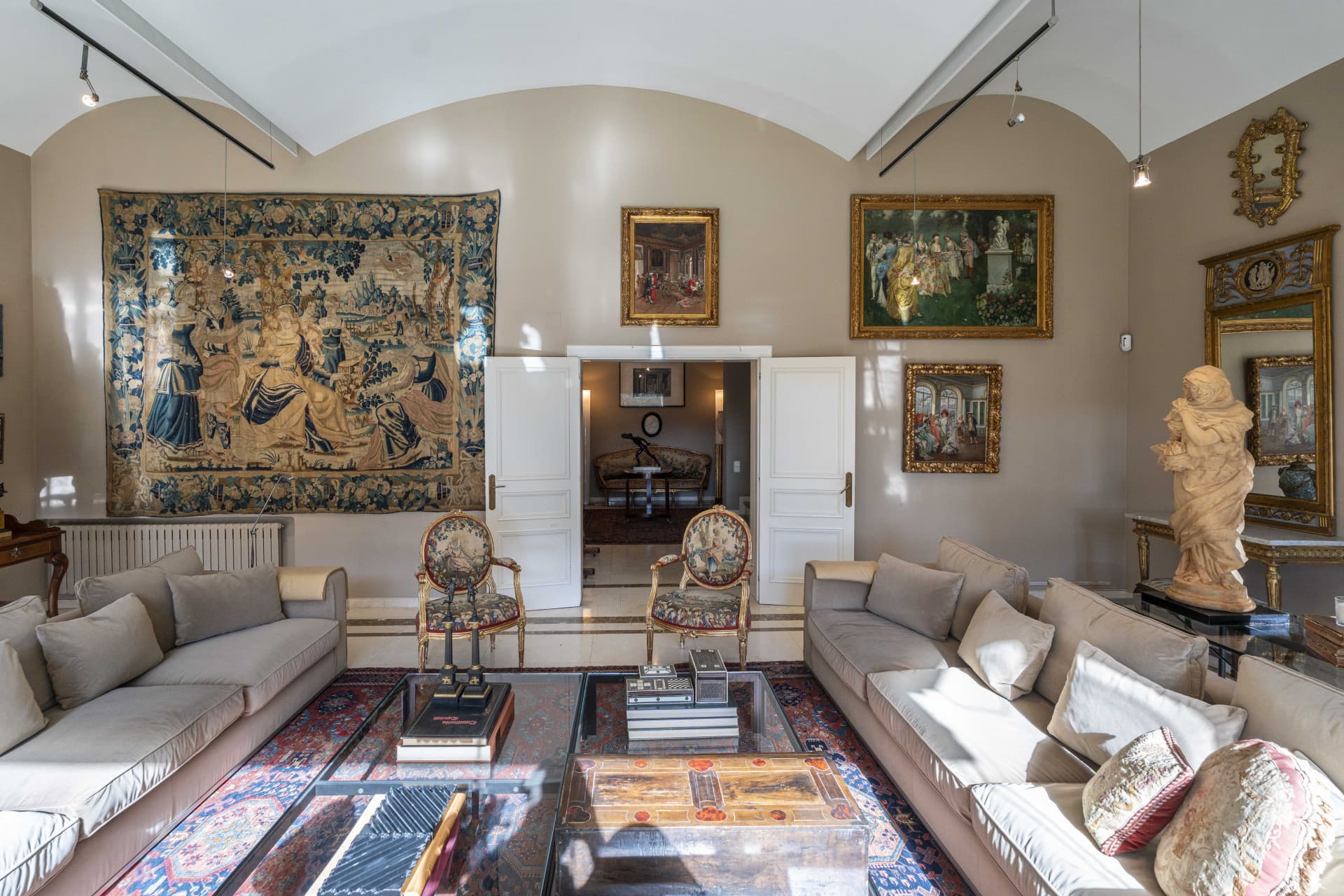 In the urbanization of Santa Barbara, this classic style residence occupies a plot of 2,291 m2 with mature garden that provides privacy and tranquility. - 12