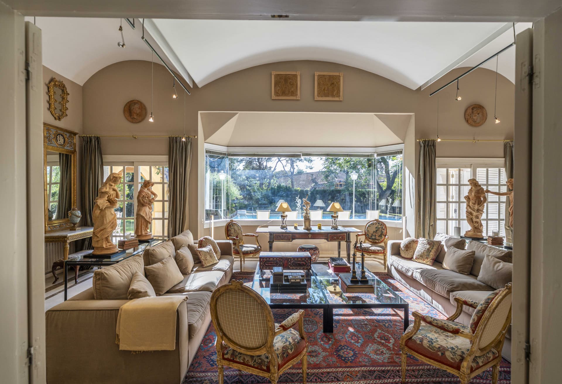 In the urbanization of Santa Barbara, this classic style residence occupies a plot of 2,291 m2 with mature garden that provides privacy and tranquility. - 9