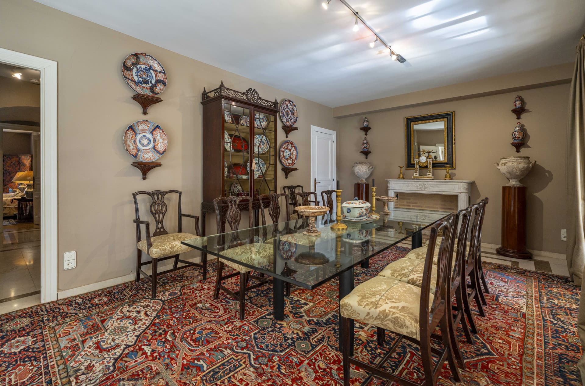 In the urbanization of Santa Barbara, this classic style residence occupies a plot of 2,291 m2 with mature garden that provides privacy and tranquility. - 13