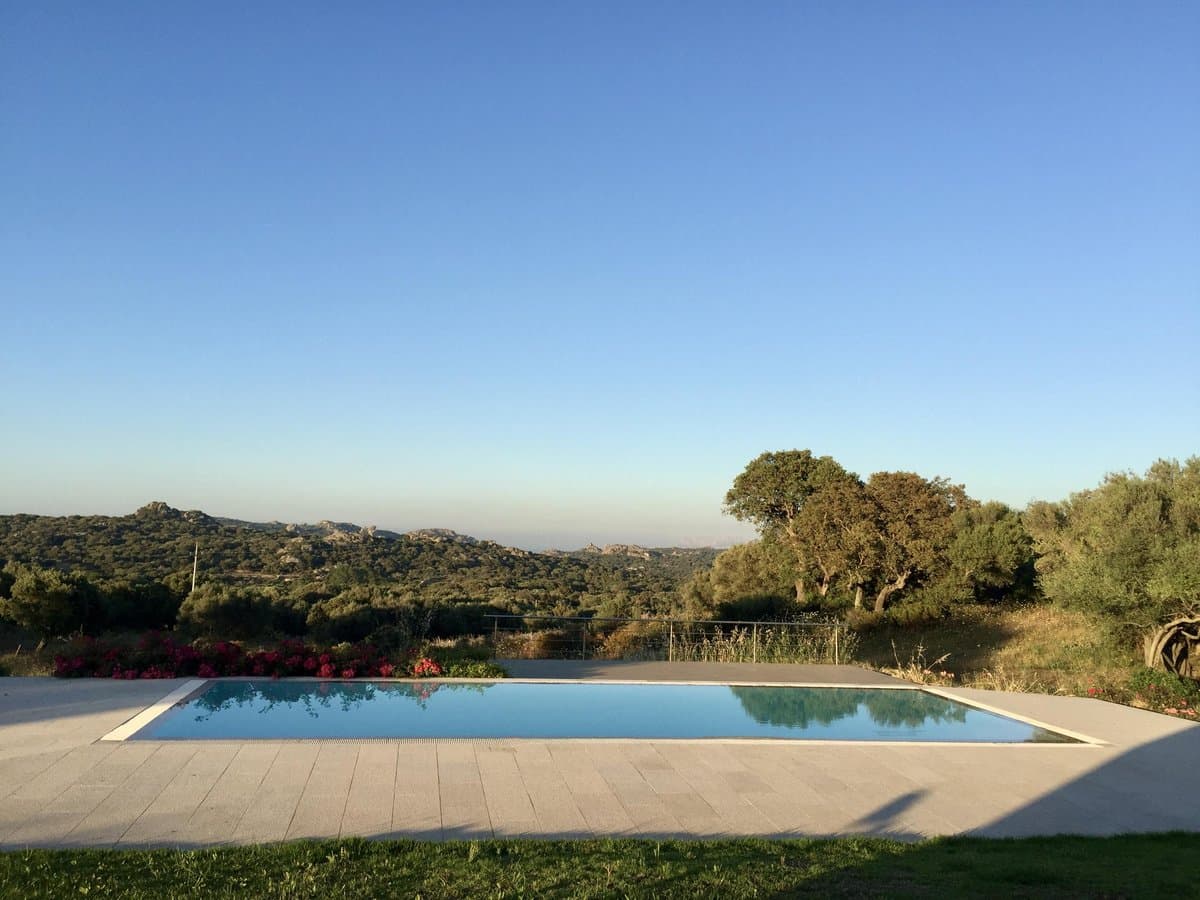 Im Herzen der Gallura präsentiert sich die Villa Sa Cuba als exklusive, zeitgenössische Residenz auf einer natürlichen Anhöhe. - 2