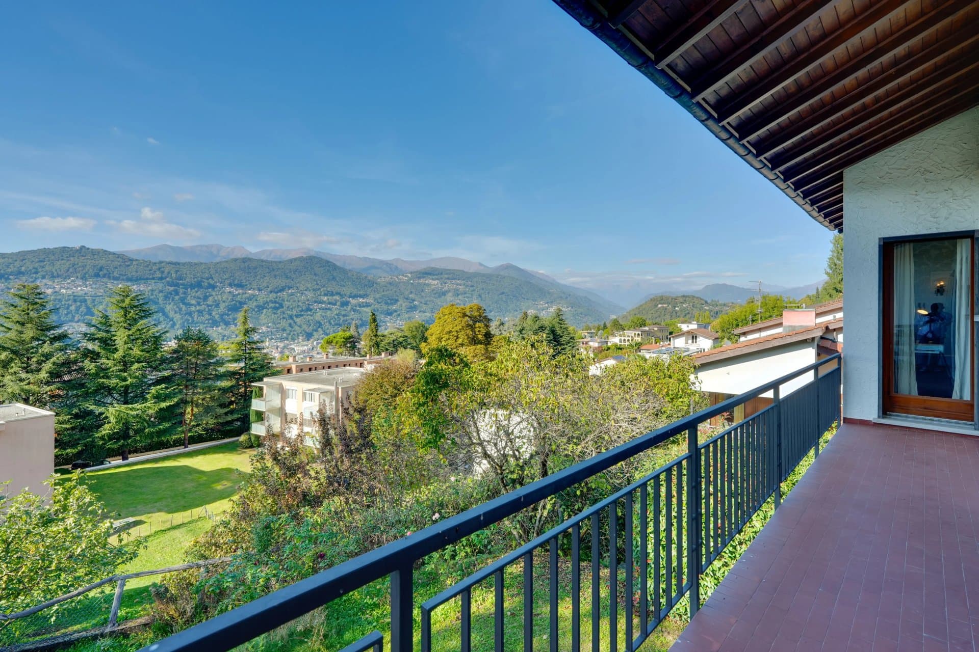 Nestled in Montagnola, in the prestigious Collina d’Oro area, this elegant two-storey villa offers an atmosphere of complete privacy and tranquillity. - 2