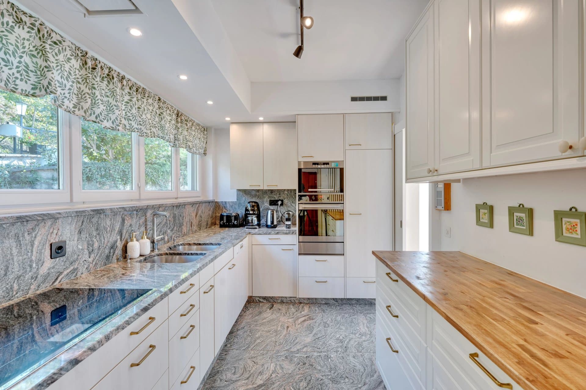 Nestled in Montagnola, in the prestigious Collina d’Oro area, this elegant two-storey villa offers an atmosphere of complete privacy and tranquillity. - 4