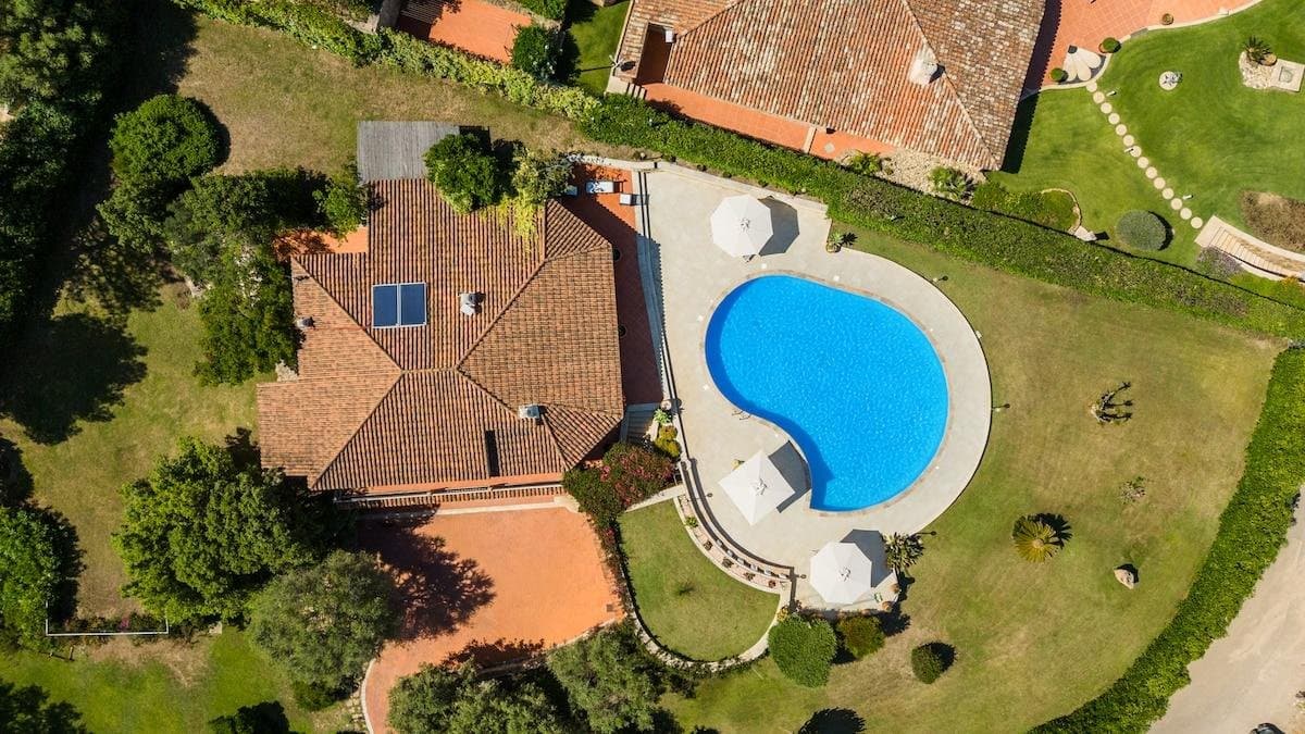 Villa Baja is set in a panoramic, sea-view position in Pulicinu, against the exclusive backdrop of the Costa Smeralda. - 4