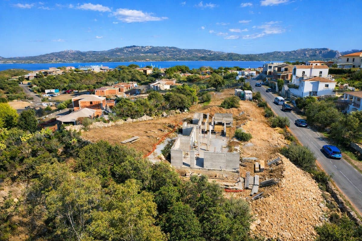 Situated in Cannigione, just a short distance from the area's beaches and amenities, Villa Ginepro is a semi-detached residence that showcases Gallurese architecture through the use of Granito Giallo… - 4