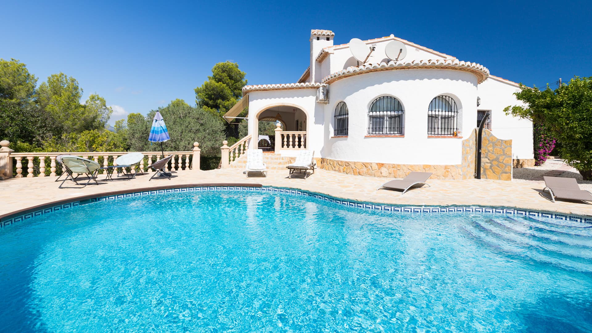 Located in Pinosol, Jávea, this villa offers a highly functional layout, complete with a private garden and swimming pool. - 1