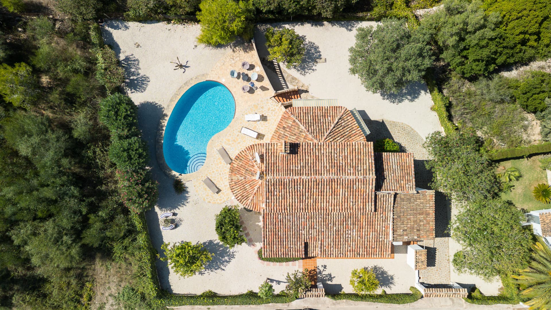 Located in Pinosol, Jávea, this villa offers a highly functional layout, complete with a private garden and swimming pool. - 17