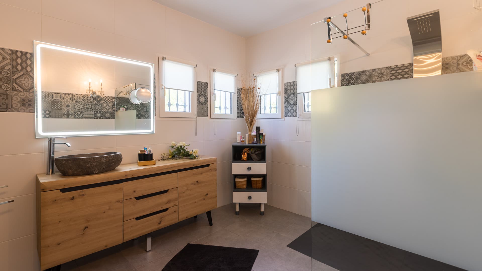 Located in Pinosol, Jávea, this villa offers a highly functional layout, complete with a private garden and swimming pool. - 10
