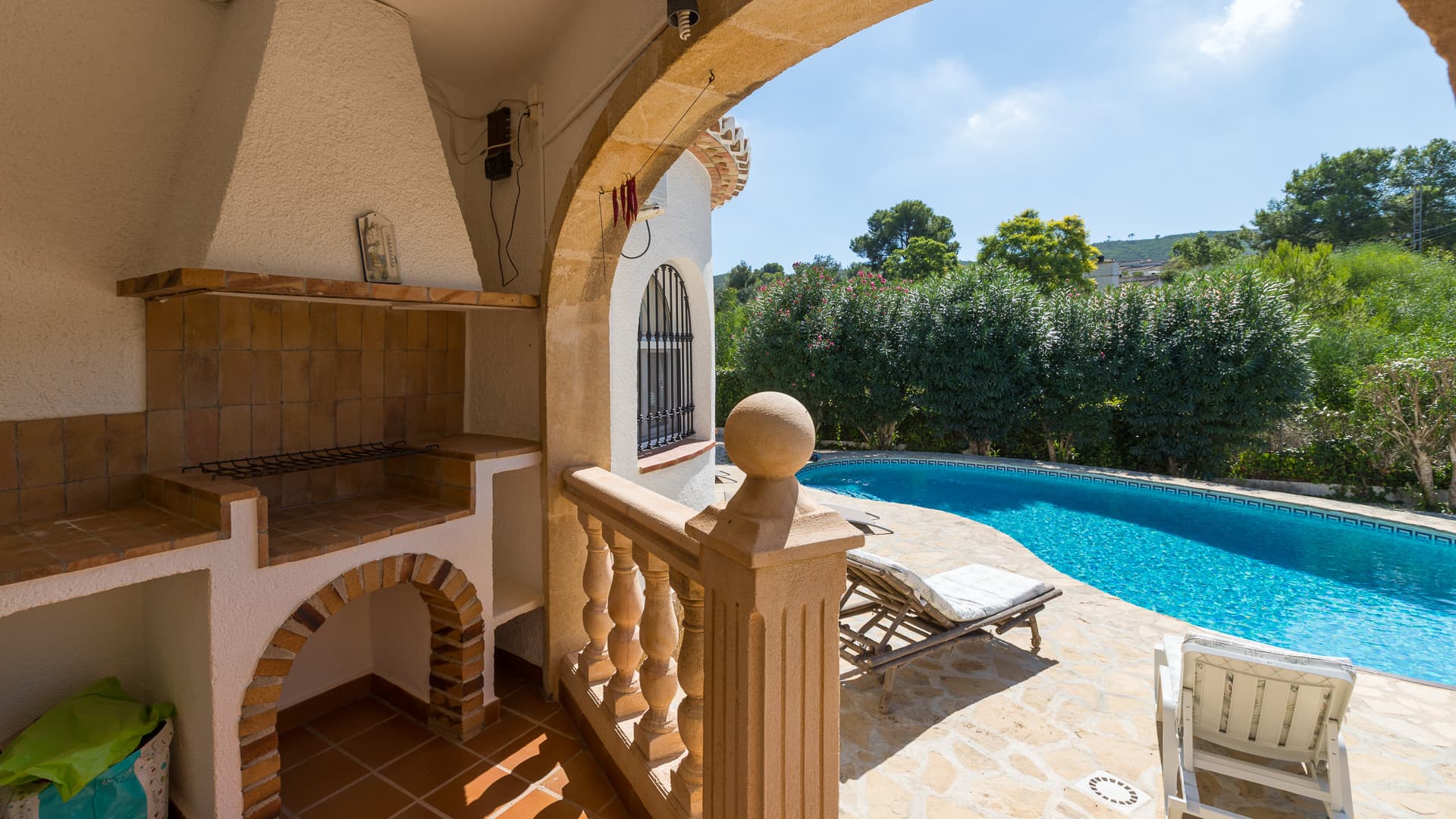 Located in Pinosol, Jávea, this villa offers a highly functional layout, complete with a private garden and swimming pool. - 14