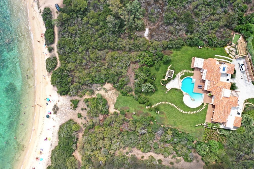 Villa immersed in a magnificent garden next to the sea