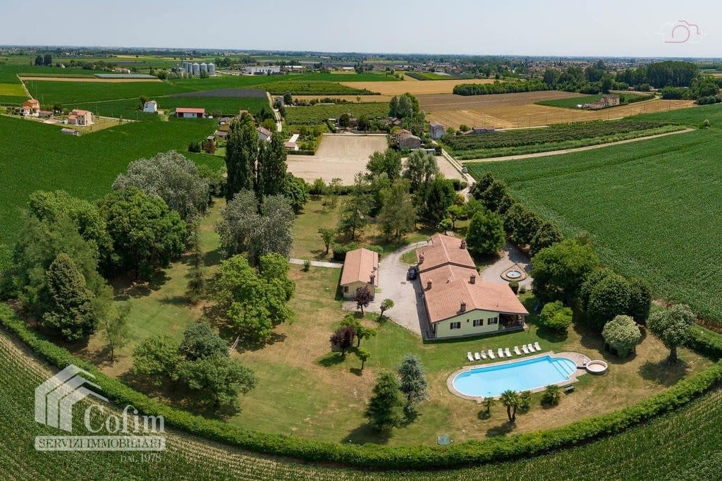 Villa for sale surrounded by a green landscape in Polesine, Rovigo