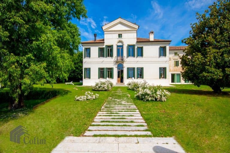 Luxury villa in Prosecco, Treviso with landscaped gardens