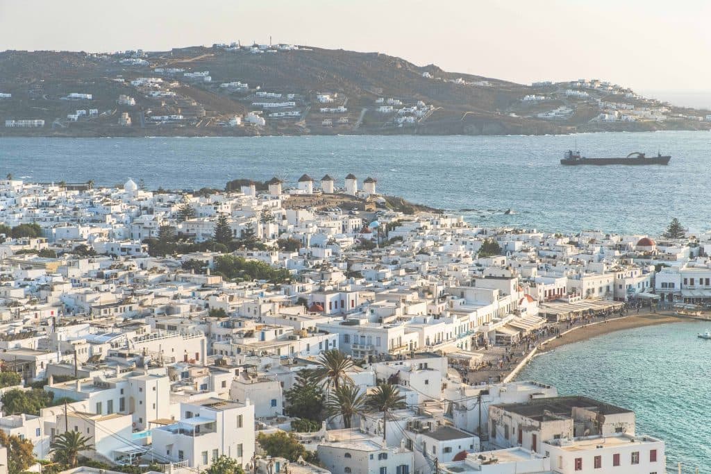 Discover how Santorini and Mykonos have become irresistible investment destinations in the luxury real estate market. We analyze trends, prices, and rental opportunities.