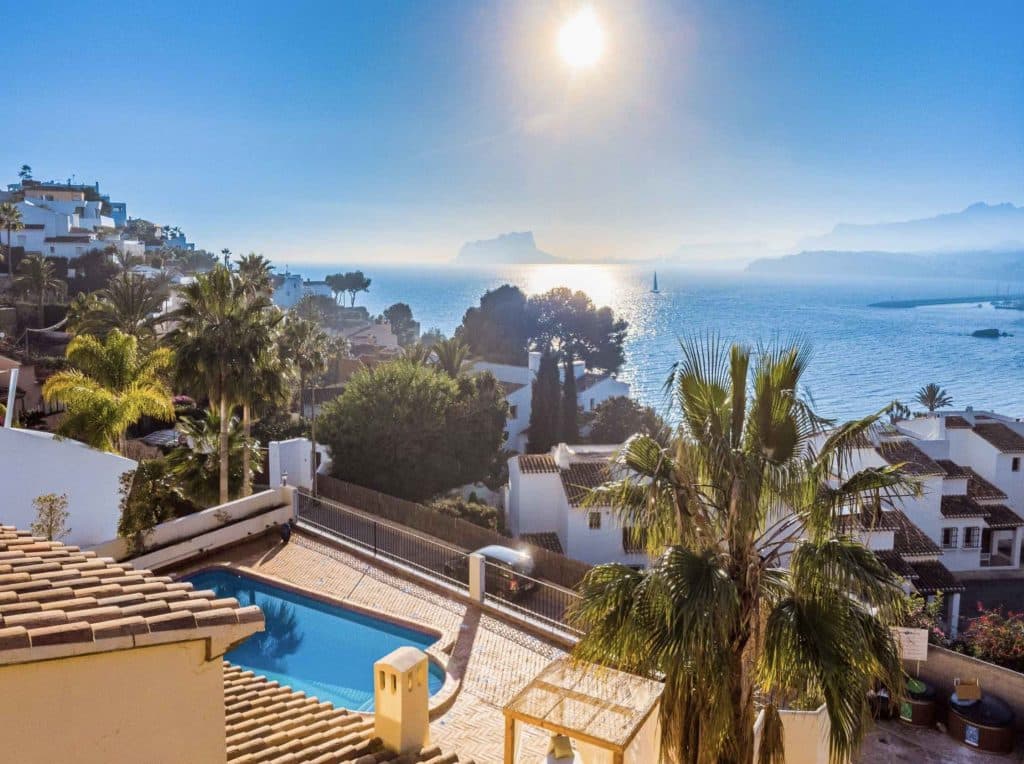 Dreamlike Architecture and Views: Three Exclusive Properties in Alicante